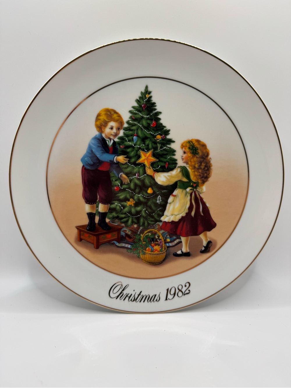 Avon vintage 1982 “Keeping the Christmas Traditions” collector plate in box, EUC